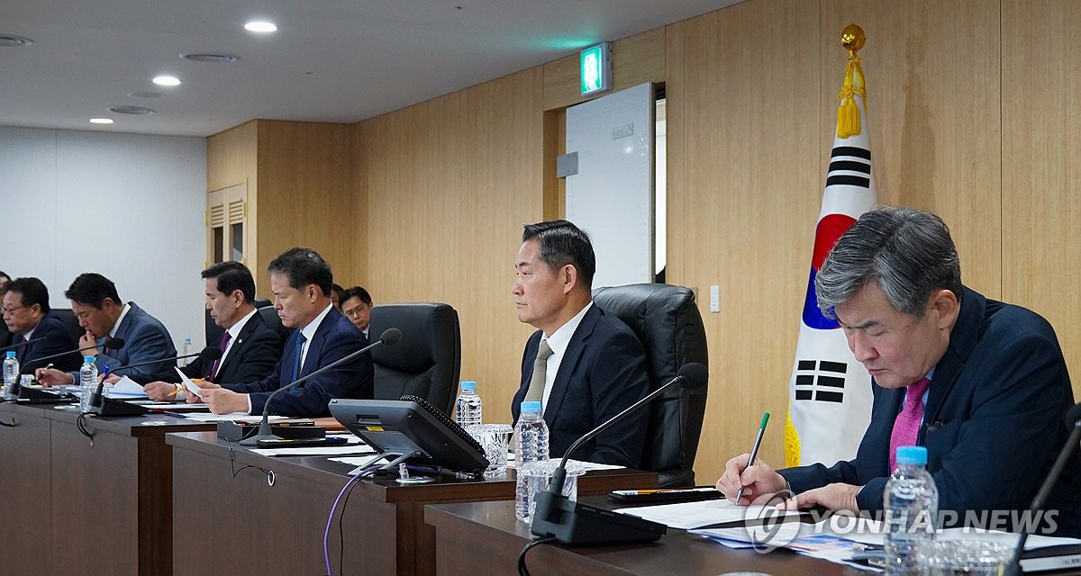 En esta fotografía proporcionada por la oficina, el asesor de seguridad nacional Shin Won-sik preside una reunión del Consejo de Seguridad Nacional en la oficina presidencial en Seúl, el 31 de octubre de 2024. (FOTO NO EN VENTA) (Yonhap)