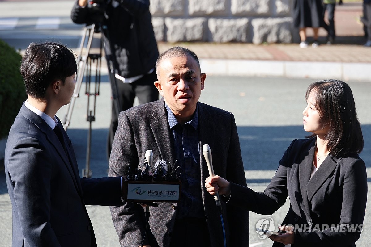 Myung Tae-gyun, who appears at the prosecution for the second day, denies money transactions and criticizes “false media reports”