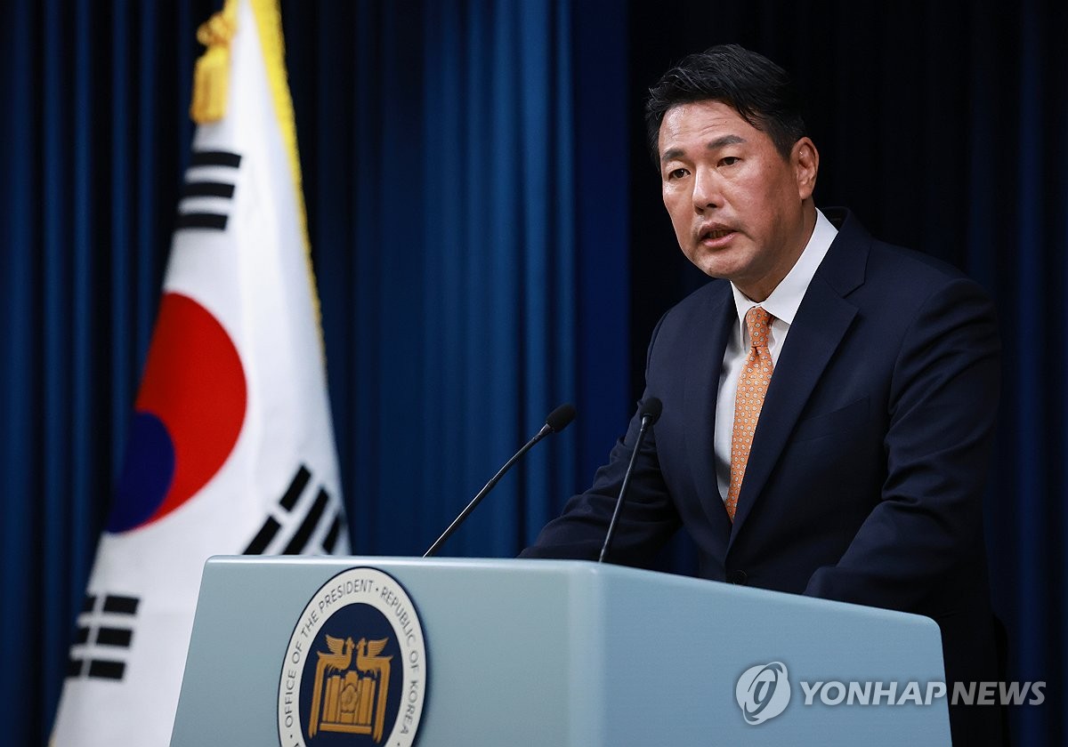 El asesor principal adjunto de seguridad nacional, Kim Tae-hyo, explica sobre una reunión económica y de seguridad convocada por el presidente Yoon Suk Yeol durante una conferencia de prensa celebrada en la oficina presidencial en Seúl el 10 de noviembre de 2024. (Yonhap)