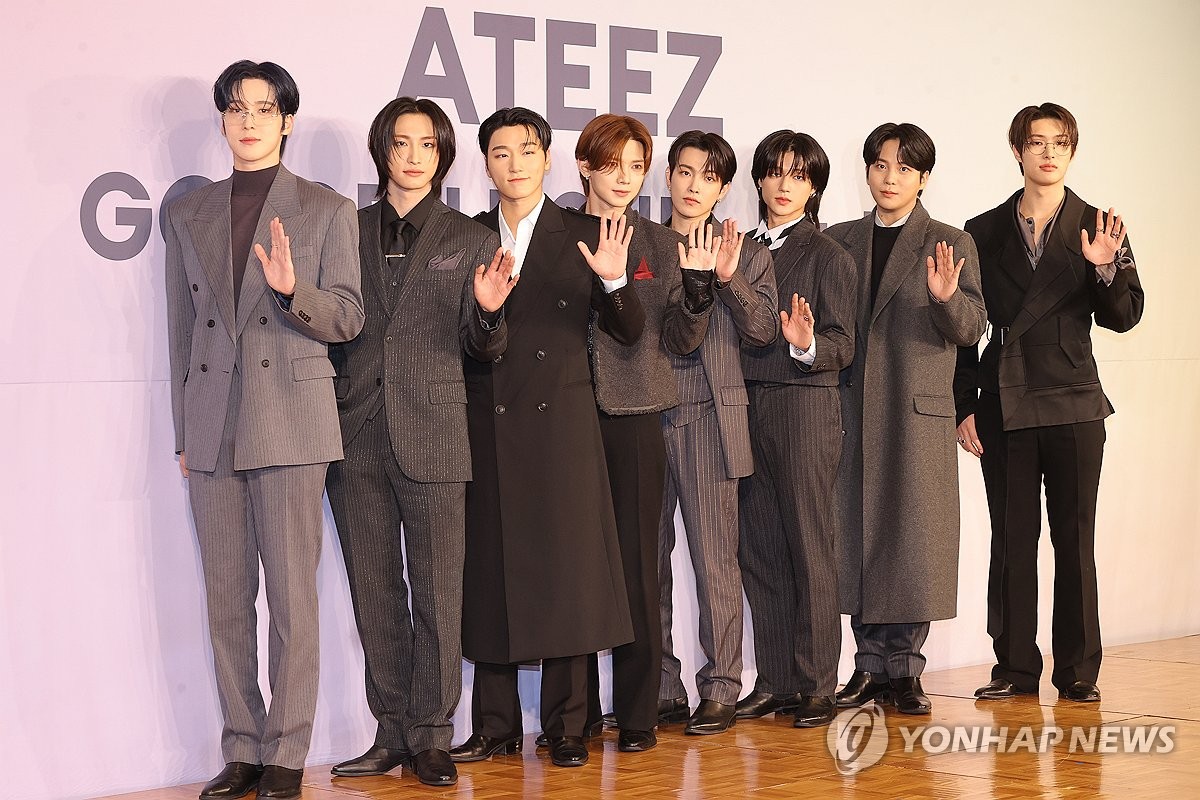 En esta foto de archivo se muestra al grupo de K-pop Ateez posando ante la cámara, durante un evento para los medios de comunicación, celebrado, el 14 de noviembre de 2024, en un hotel de Seúl.