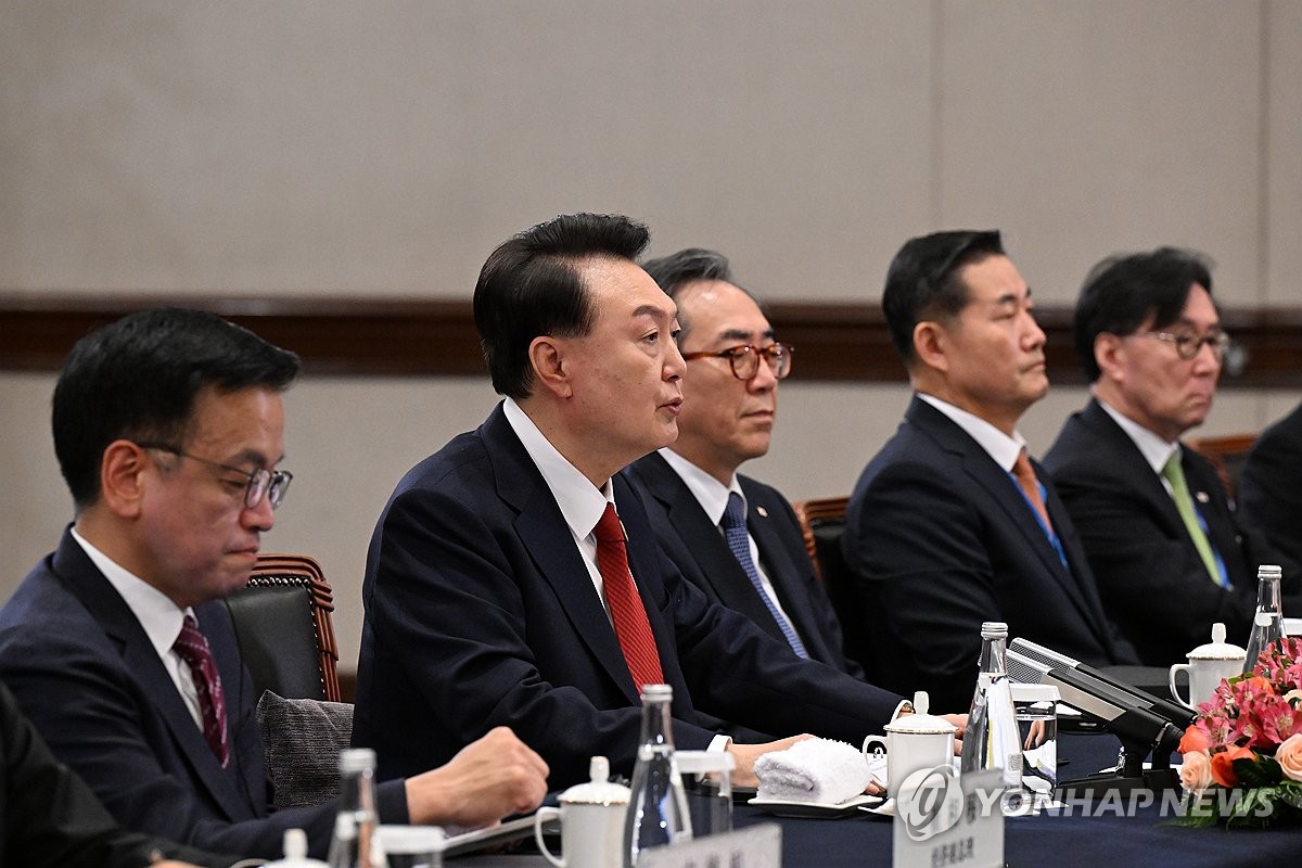 El presidente Yoon Suk Yeol (segundo desde la izquierda) habla durante una cumbre con el presidente chino Xi Jinping celebrada en un hotel en Lima, Perú, al margen de la cumbre de Cooperación Económica Asia-Pacífico. (Yonhap) 