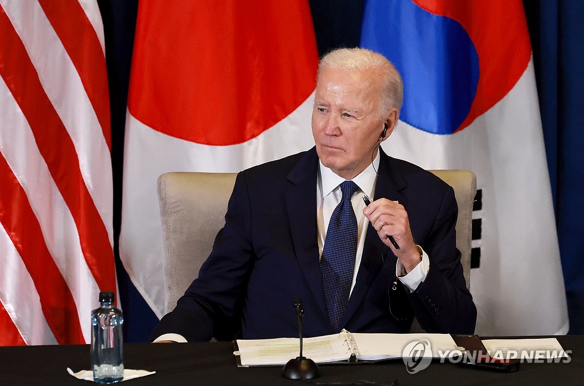 El presidente estadounidense Joe Biden (centro) escucha durante una reunión trilateral con el primer ministro japonés Shigeru Ishiba y el presidente surcoreano Yoon Suk Yeol al margen de la cumbre de Cooperación Económica Asia-Pacífico en Lima el 15 de noviembre de 2024. (Yonhap)