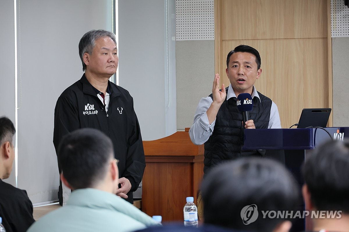 심판 판정 관련 브리핑 하는 이승무 KBL 심판