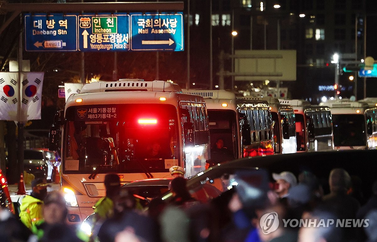 국회에서 철수하는 경찰버스