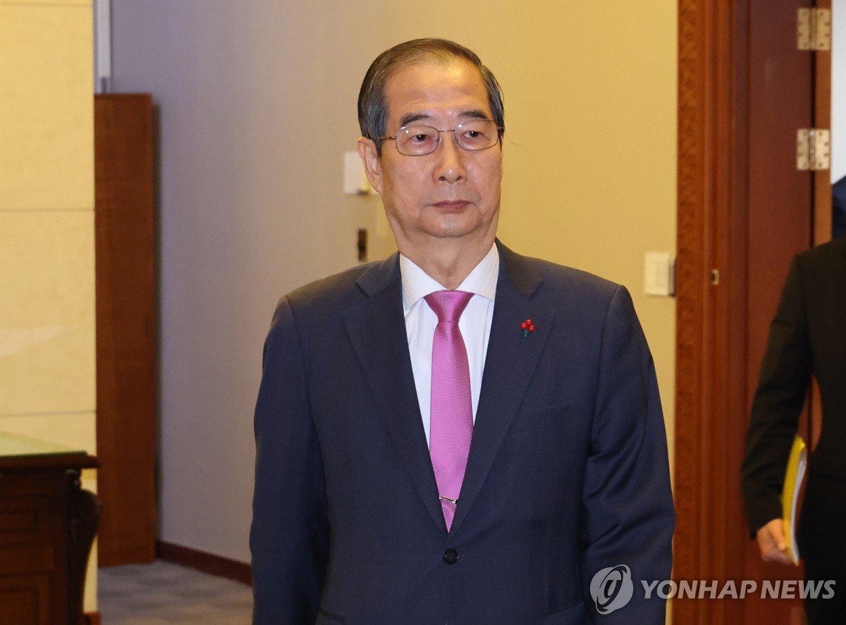 Başbakan Han Duck-soo, 10 Aralık 2024'te Seul Hükümet Kompleksi'nde düzenlenen Kabine toplantısına gidiyor. (Yonhap)