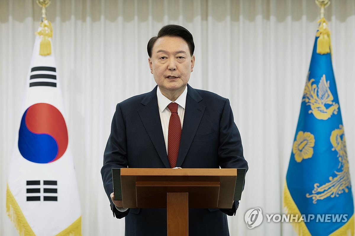 El presidente Yoon Suk Yeol pronuncia un discurso desde su residencia oficial en Seúl el 14 de diciembre de 2024, después de que la Asamblea Nacional votara a favor de su destitución, en esta fotografía proporcionada por su oficina. (FOTO NO EN VENTA) (Yonhap)