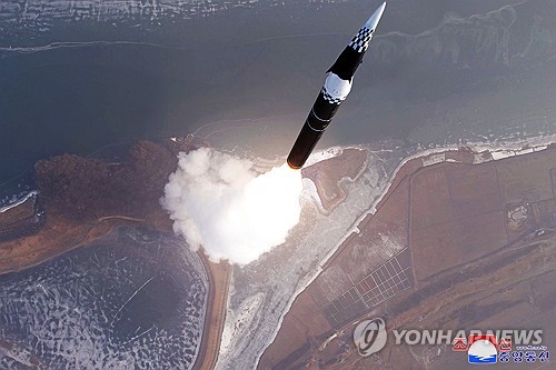 (LEAD) N. Korea fires multiple short-range ballistic missiles