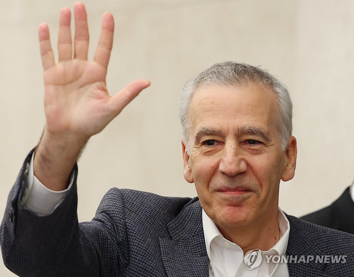 Esta foto de archivo, tomada el 7 de enero de 2025, muestra al ex embajador de los Estados Unidos en Corea del Sur, Philip Goldberg, saludando después de hablar con la prensa antes de partir hacia los Estados Unidos en el Aeropuerto Internacional de Incheon, al oeste de Seúl. (Yonhap)