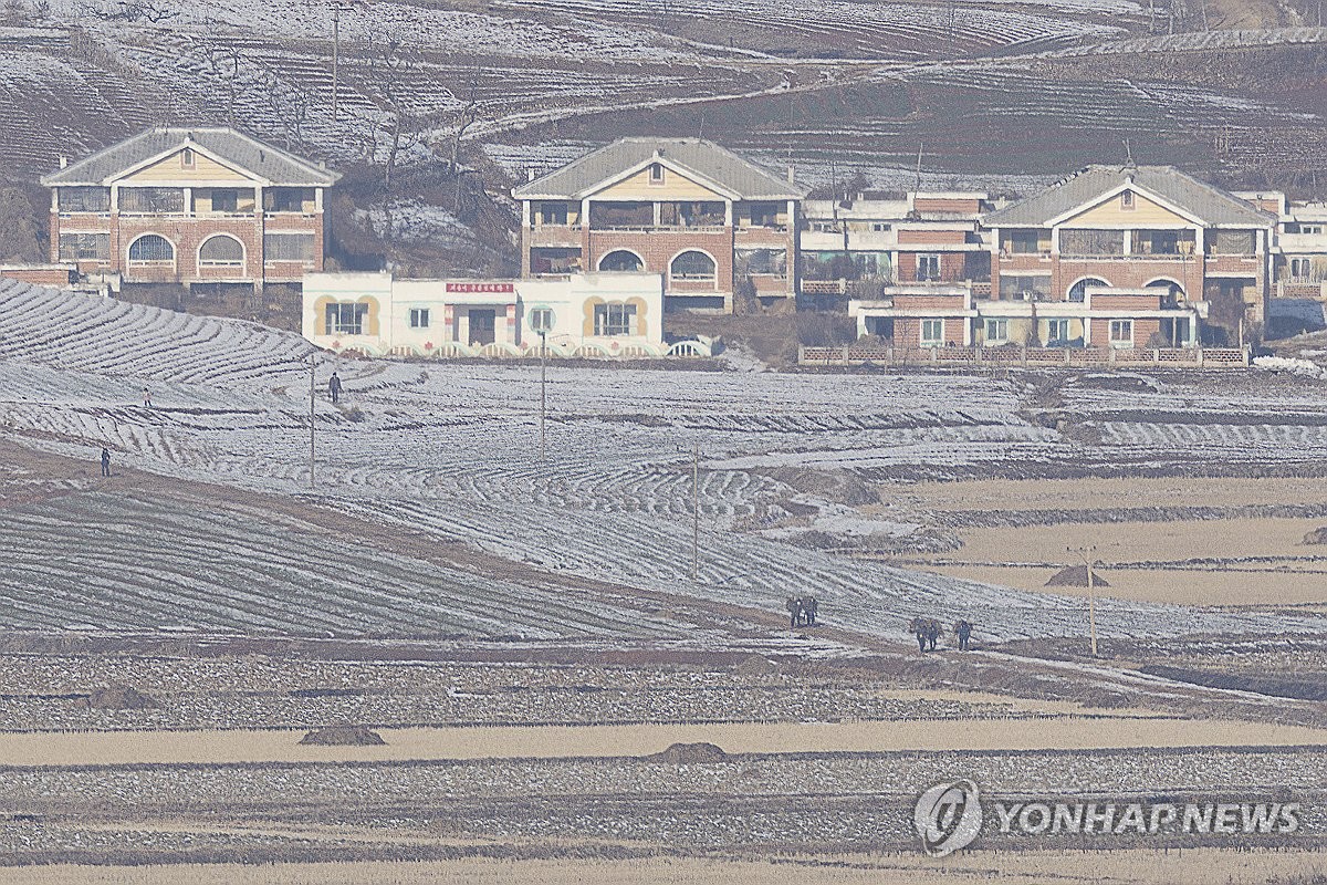 (Paju = Yonhap News) Репортер Лим Бён Сик = Жители округа Кэпунг, Хванхэбук-до, Северная Корея, несут багаж, вид из Обсерватории объединения Одусан в Паджу-си, Кёнгидо, 7-го числа, когда Северная Корея заявила, что успешно провели испытательный запуск «новой гиперзвуковой баллистической ракеты средней и большой дальности». 2025.1.7 andphotodo@yna.co.kr