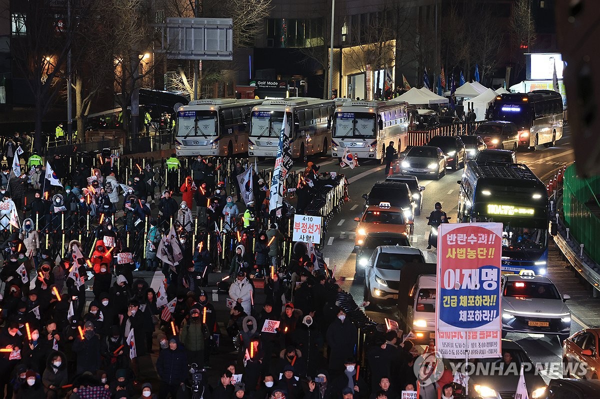 한남동 대통령 관저 인근 경찰 버스