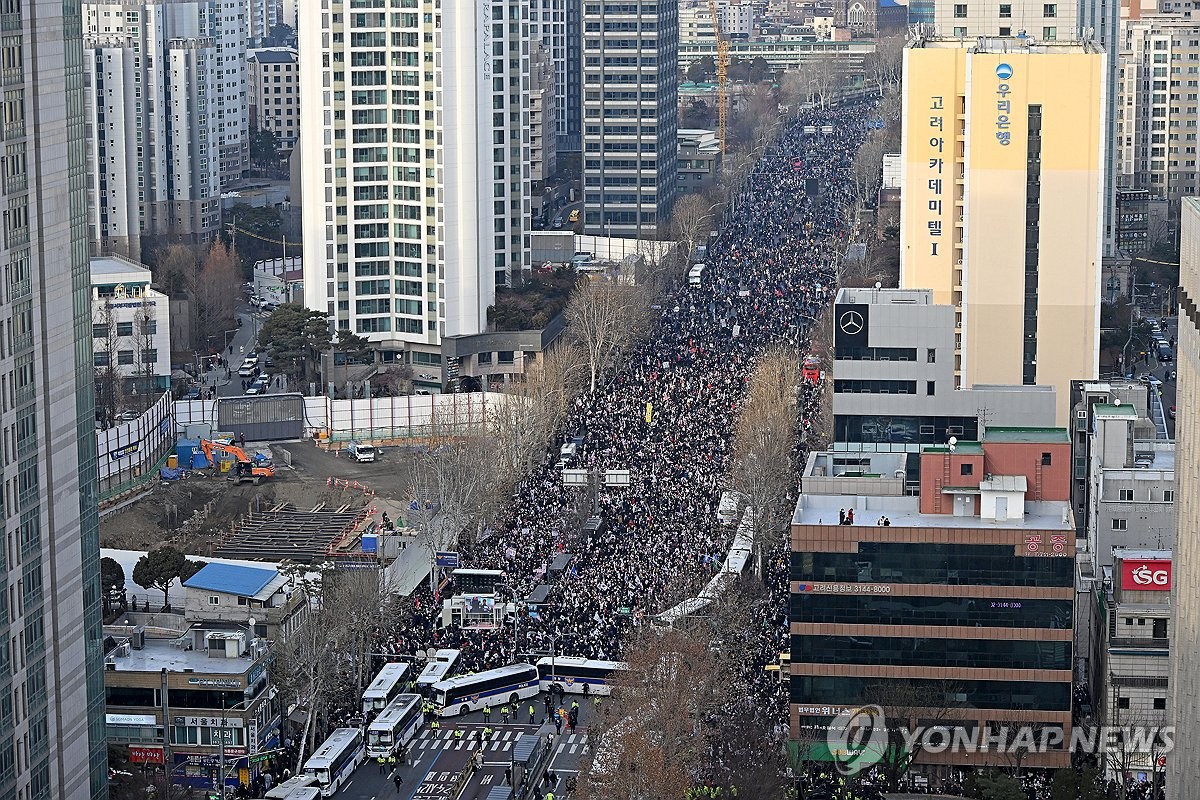 Los partidarios del presidente acusado Yoon Suk Yeol se manifiestan frente al Tribunal del Distrito Occidental de Seúl el 18 de enero de 2025, donde se lleva a cabo una audiencia para decidir si arrestarlo formalmente por su breve imposición de la ley marcial. (Foto de la piscina) (Yonhap)