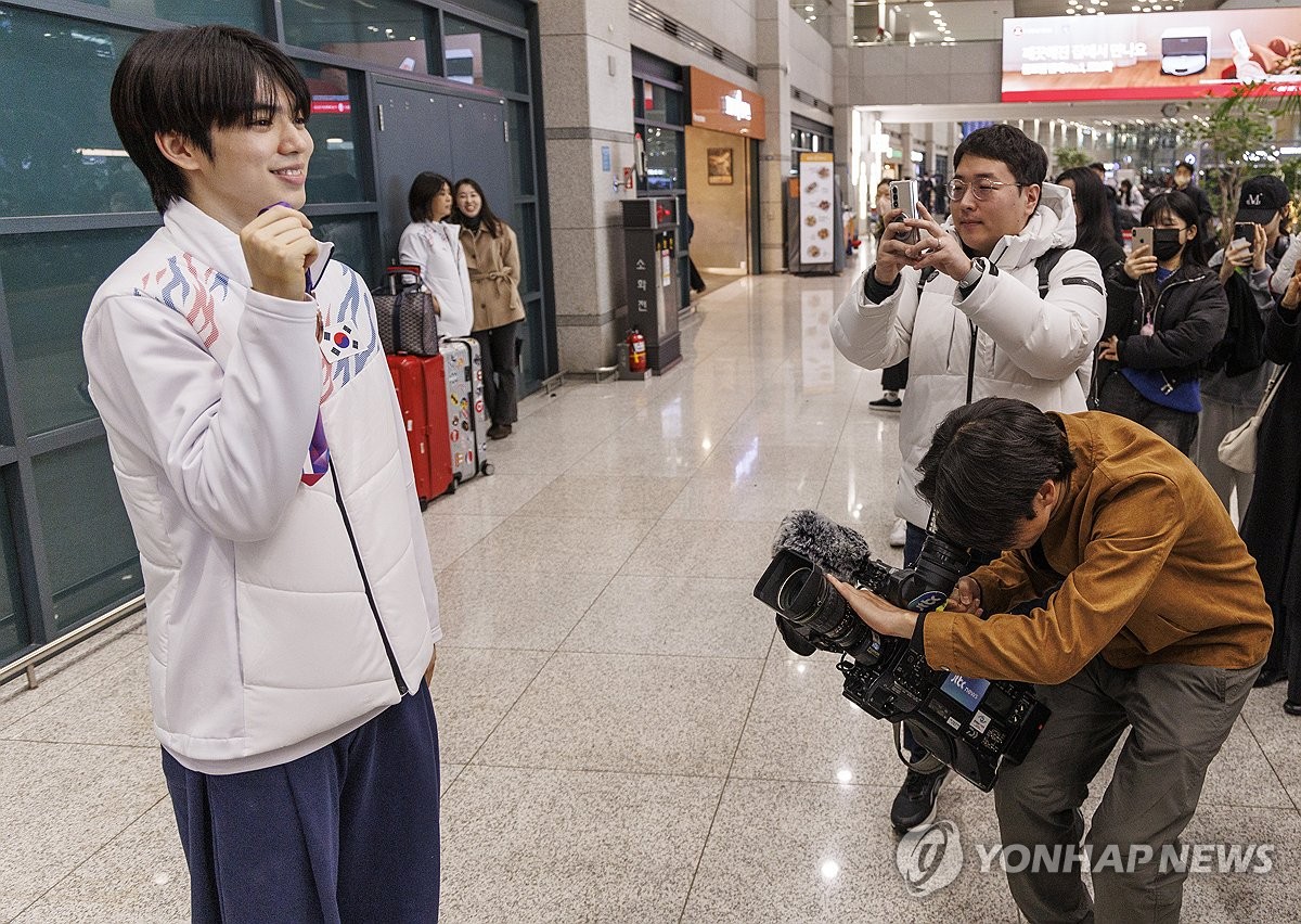 동계유니버시아드 동메달 공개하는 차준환