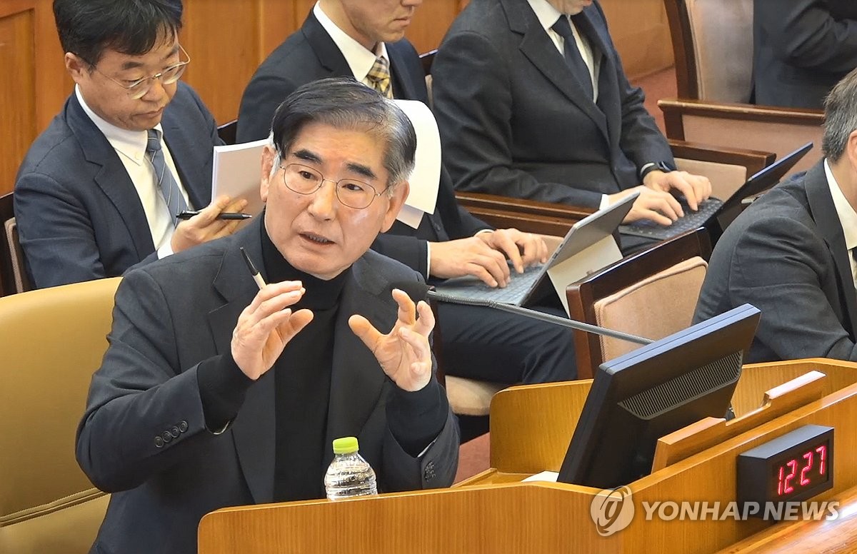 El exministro de Defensa Kim Yong-hyun habla durante la cuarta audiencia del juicio político del presidente Yoon Suk Yeol en el Tribunal Constitucional de Seúl el 23 de enero de 2025, sobre la breve imposición de la ley marcial en diciembre, en esta fotografía proporcionada por el Tribunal Constitucional. (FOTO NO EN VENTA) (Yonhap)