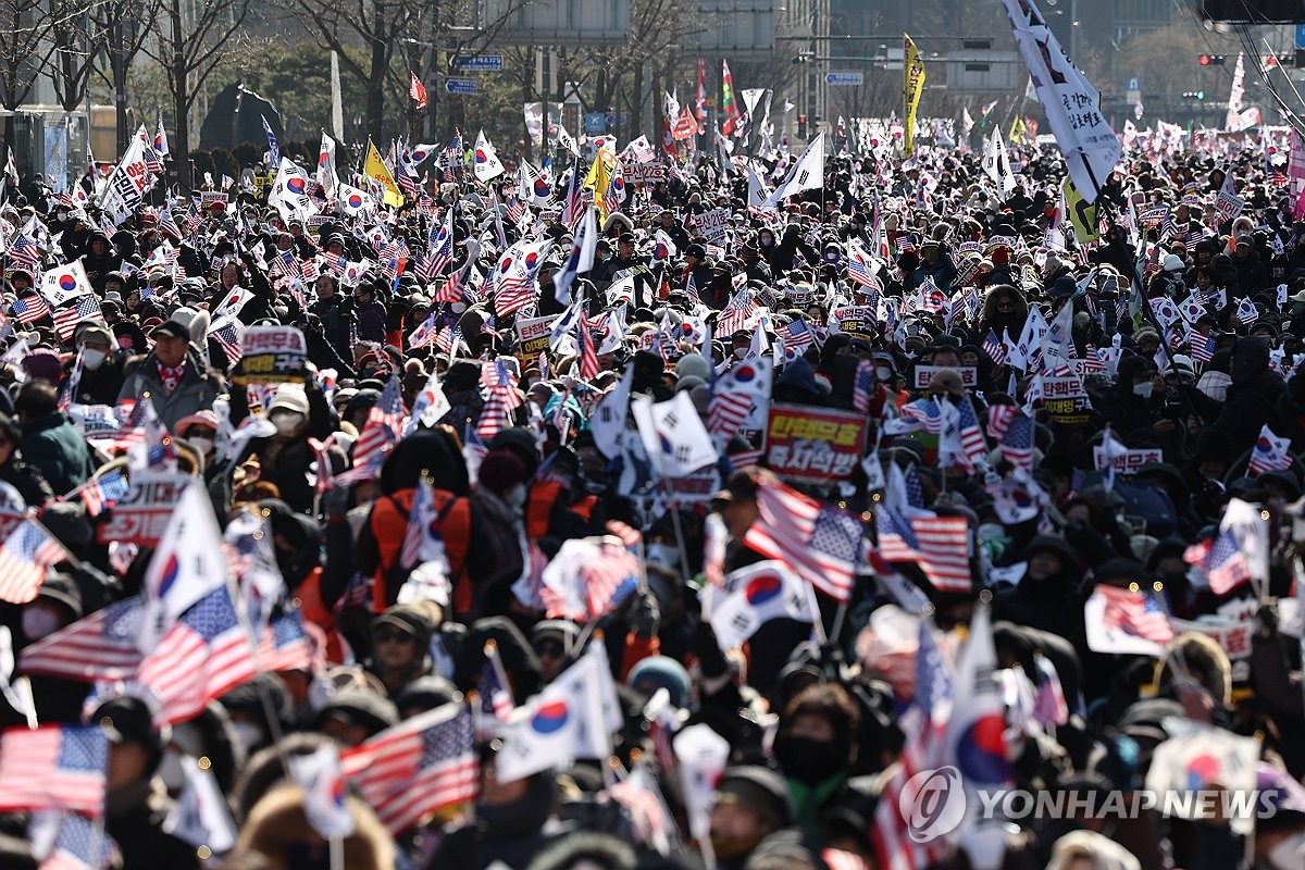 Los manifestantes asisten a una manifestación en el área de Gwanghwamun de Seúl el 8 de febrero de 2025, para expresar su oposición a la acusación del presidente Yoon Suk Yeol. (Yonhap)