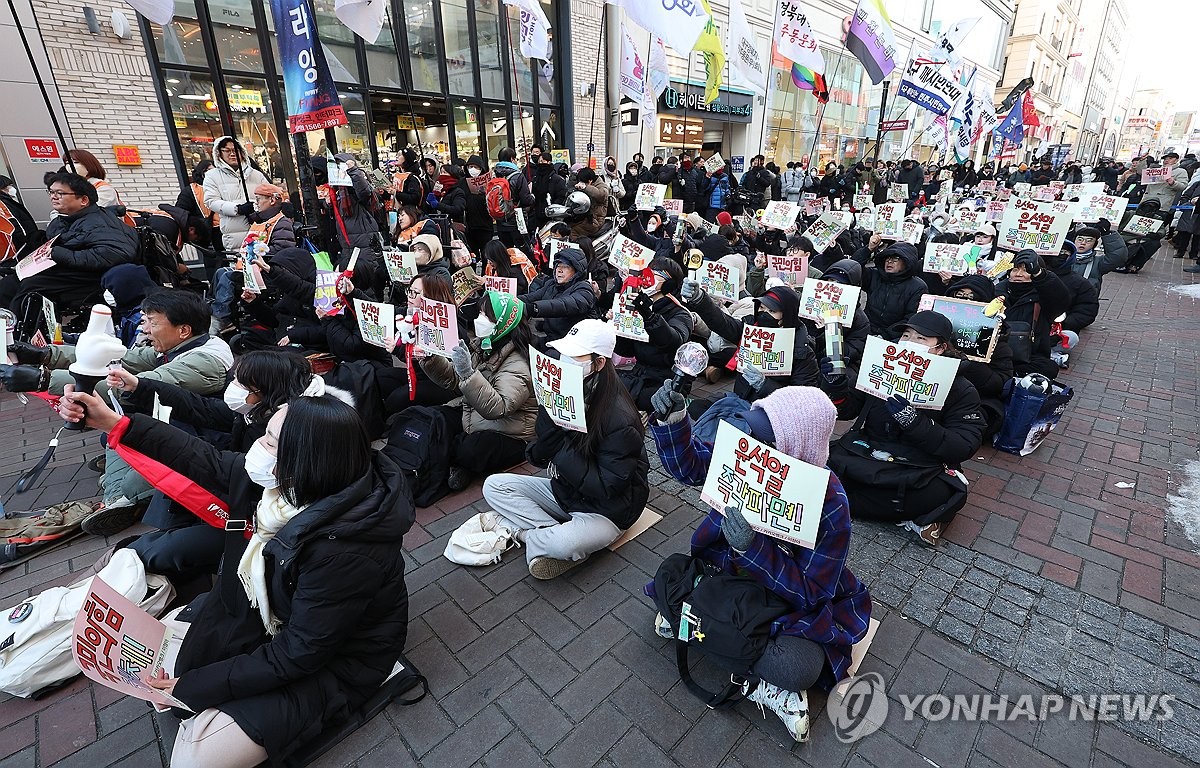 Los manifestantes asisten a una manifestación en Daegu, 235 kilómetros al sureste de Seúl, el 8 de febrero de 2025, para pedir la renuncia inmediata del presidente Yoon Suk Yeol. (Yonhap)