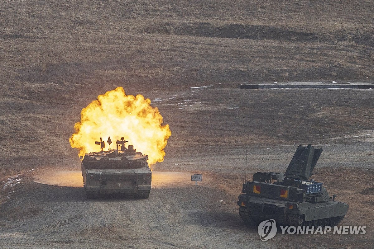 Un tanque K1A2 de Corea del Sur dispara una ronda durante los ejercicios de fuego vivo en el complejo de fuego en vivo de Rodríguez en Pocheon, a unos 30 kilómetros al sur de la zona desmilitarizada, el 10 de febrero de 2025. (Yonhap)