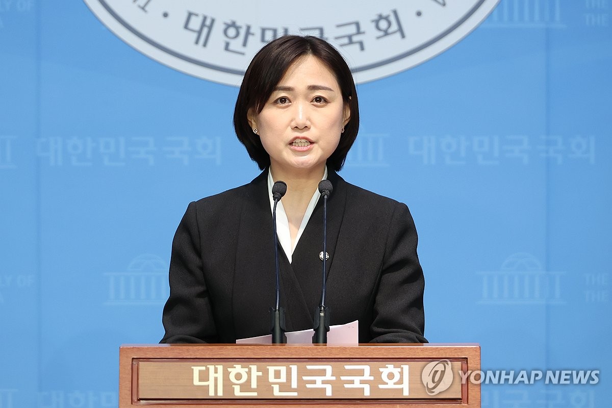 與 "김건희, 황제조사 꼼수…특검, 신속수사로 국정농단…