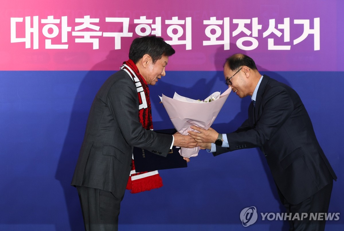 꽃다발 받는 정몽규 축구협회장