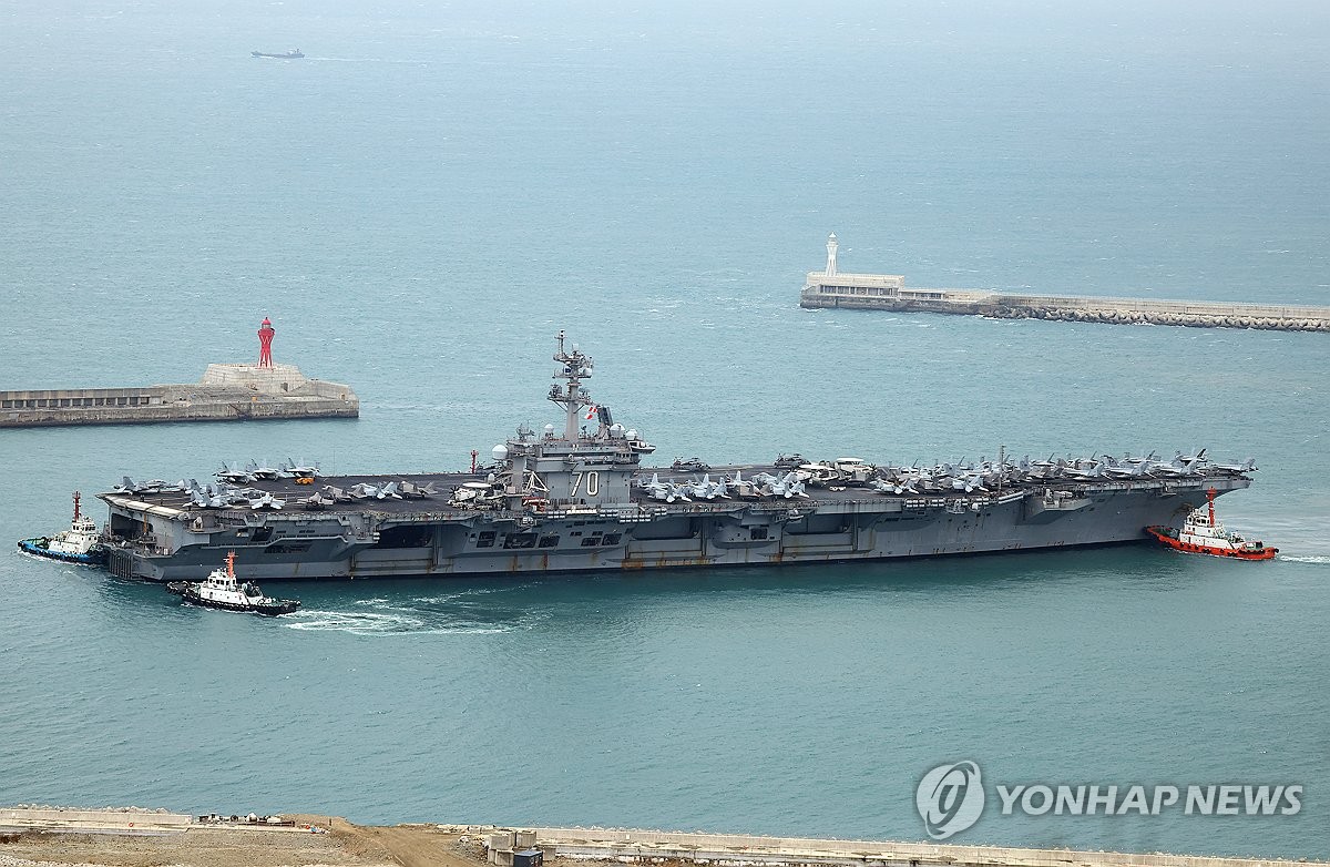 El USS Carl Vinson llega a una base naval clave en la ciudad sureste de Busan el 2 de marzo de 2025. (Yonhap)