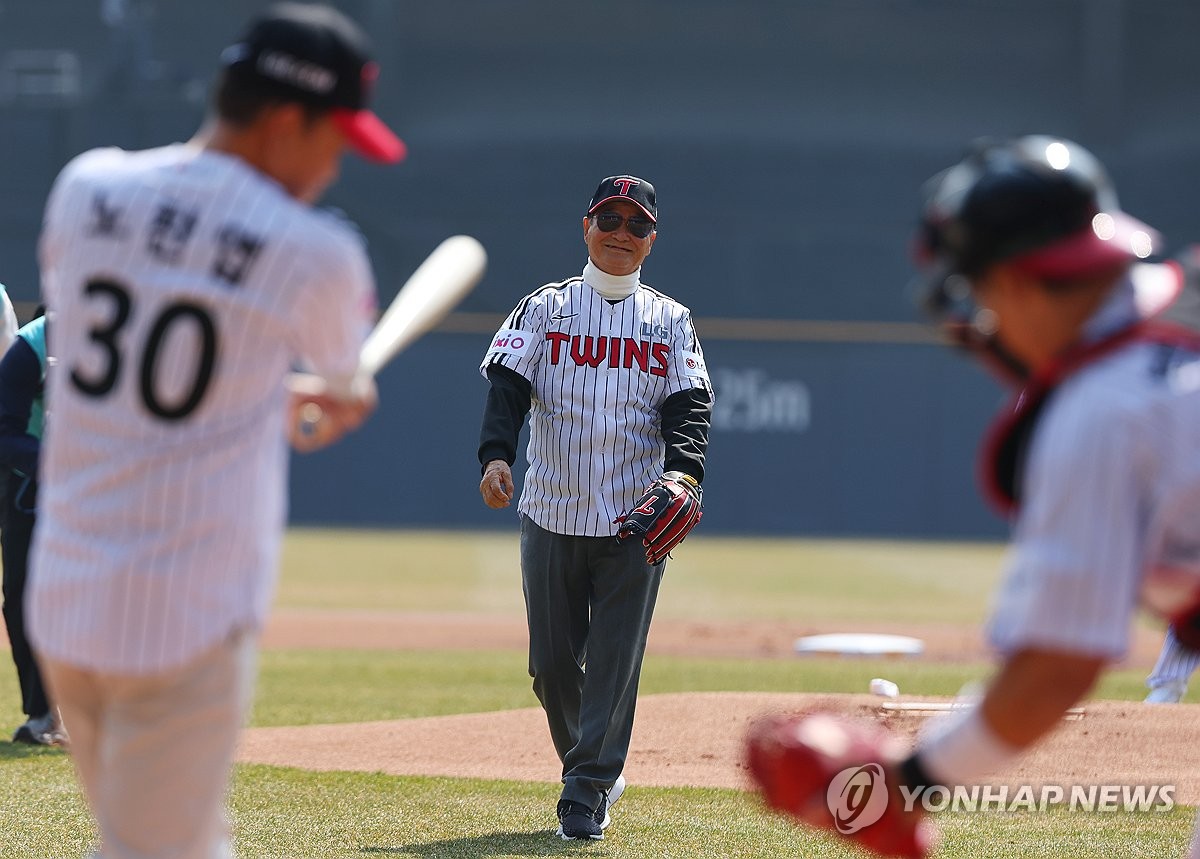 LG의 우승을 기원하는 시구·시타