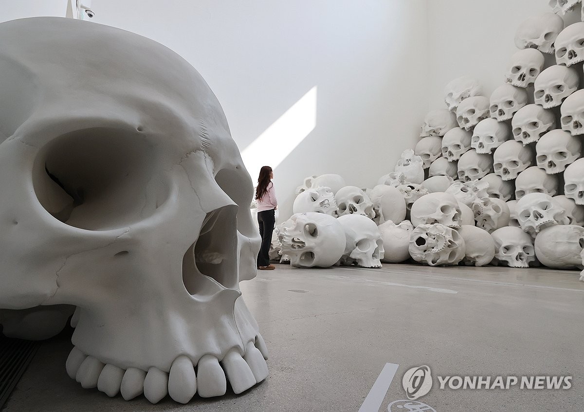 Artist Ron Mueck's monumental artworks invade Paris | Art Basel