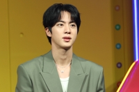 검찰, BTS 진 '기습 입맞춤' 일본인 여성 불구속 기소