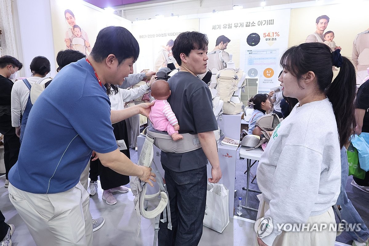 아기띠 추락 사고 증가세…소비자원 안전주의보 발령