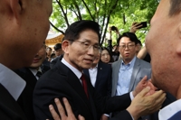 韓 "단일화는 국민의 명령" 金 "단일화 안한다고 한적 없다"