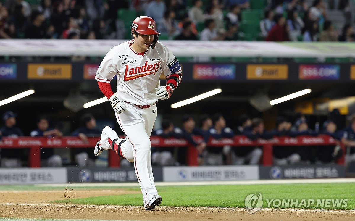 홈런 치고 그라운드 달리는 최정