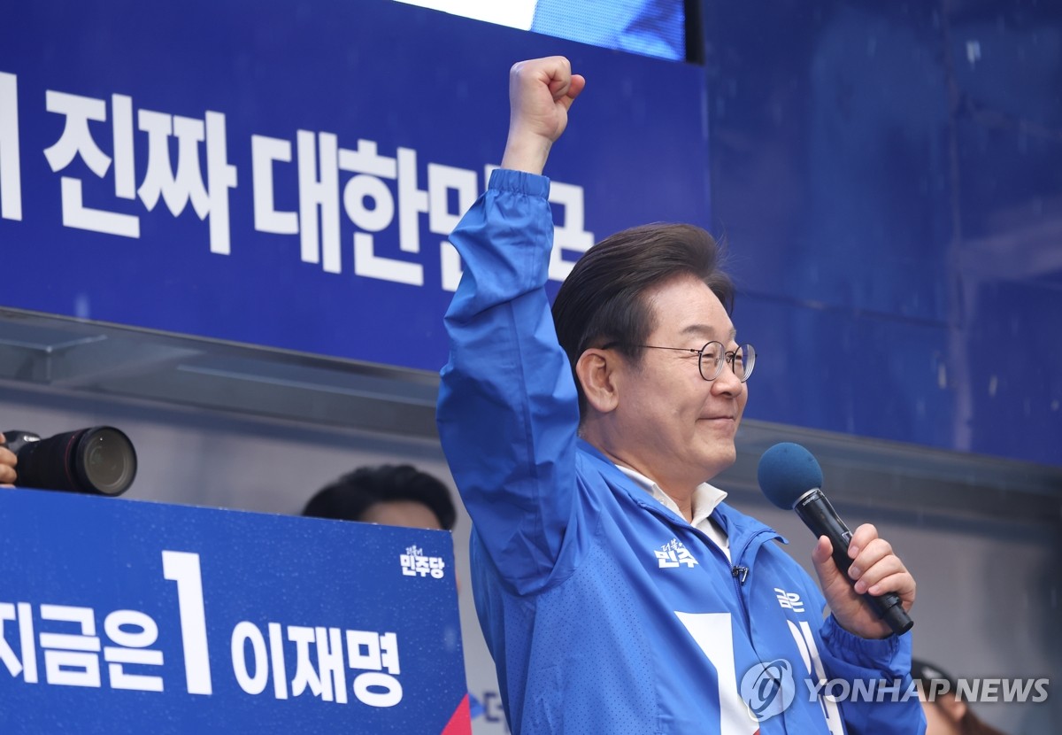주먹 불끈 쥔 이재명 후보