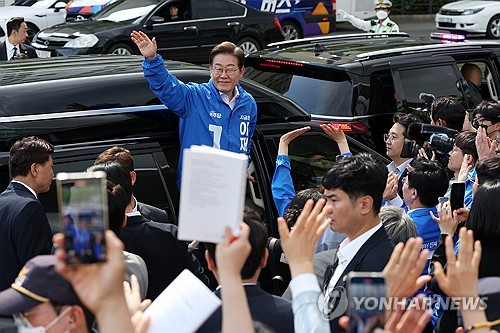 李, 5·18 맞아 호남 표심잡기…"광주, 이재명의 사회적 어머니"