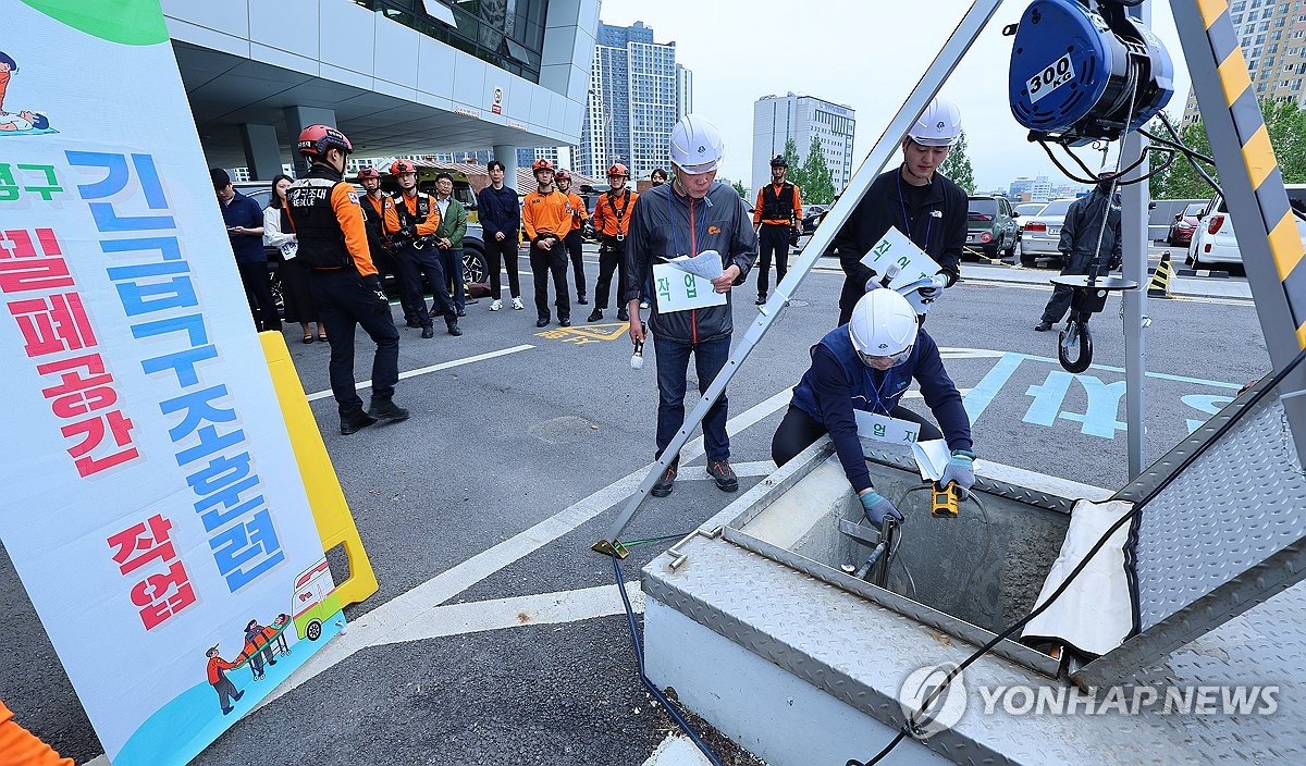 통영 동호항 정박 선박 어창서 선원 4명 질식…의식 저…