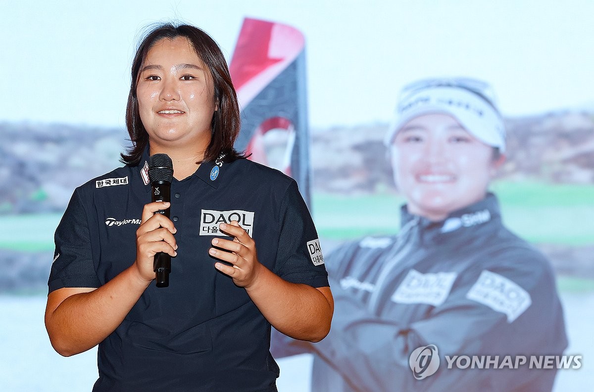 취재진 질문에 답하는 유해란