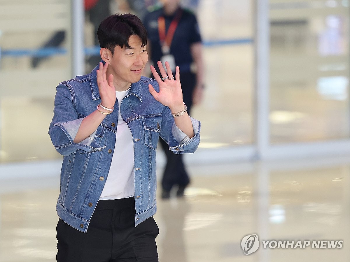 '무관의 한' 털어낸 손흥민…팬들 앞 'UEL메달 퍼포먼스'로 귀국