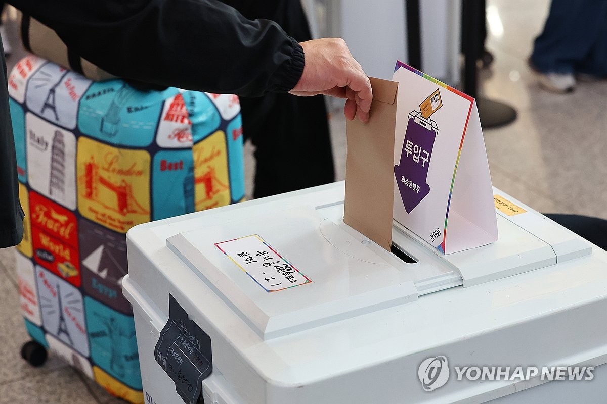 [사전투표] "첫 투표 하고파 새벽부터 기다려"…부산도 투표 열기