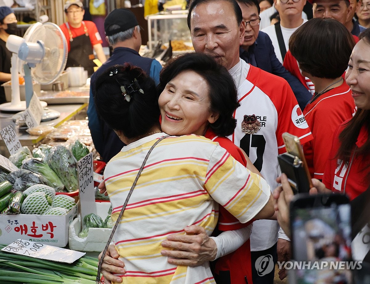 청주 가경터미널시장 방문한 설난영 | 연합뉴스