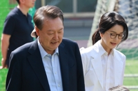 윤석열 부부 동반투표…&#x27;샤넬백&#x27; 질문에 김여사 &#x27;묵묵부답&#x27;