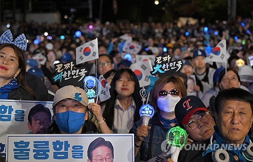 李在明氏の演説聴く支持者