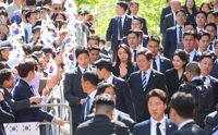 이재명 대통령, 열렬한 환호 속 첫 출근…사저 앞 구름 인파
