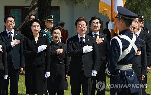 李在明大統領が国立墓地で敬礼
