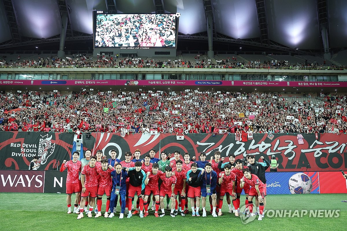 관중들과 함께 기념촬영하는 축구 대표팀