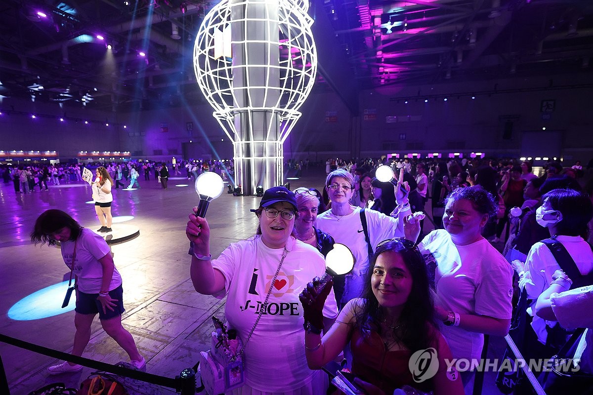 Unas fans francesas de la sensación mundial del K-pop BTS disfrutan en el 2025 BTS Festa, que está teniendo lugar, del 13 al 14 de junio de 2025, en el Centro Internacional de Exhibiciones de Corea del Sur, en Goyang, al noroeste de Seúl. 