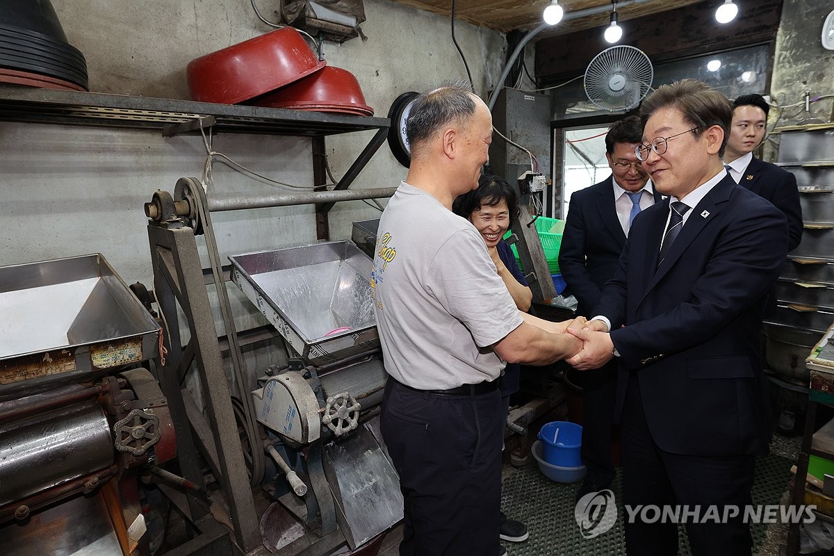 연합뉴스, 李대통령, 기본소득 시범지역 방문…"지역화폐 안 끝날 것" 이미지