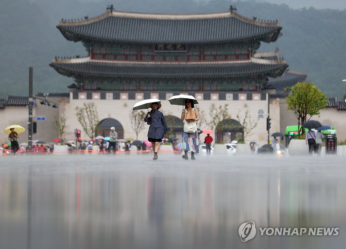 광복절 전국 곳곳 소나기…낮 최고기온 35도