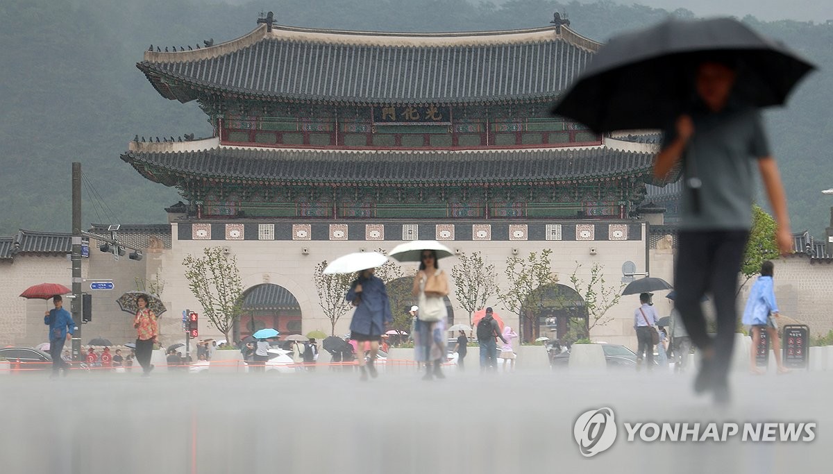 낮 최고 36도 폭염 지속…전국 곳곳에 소나기