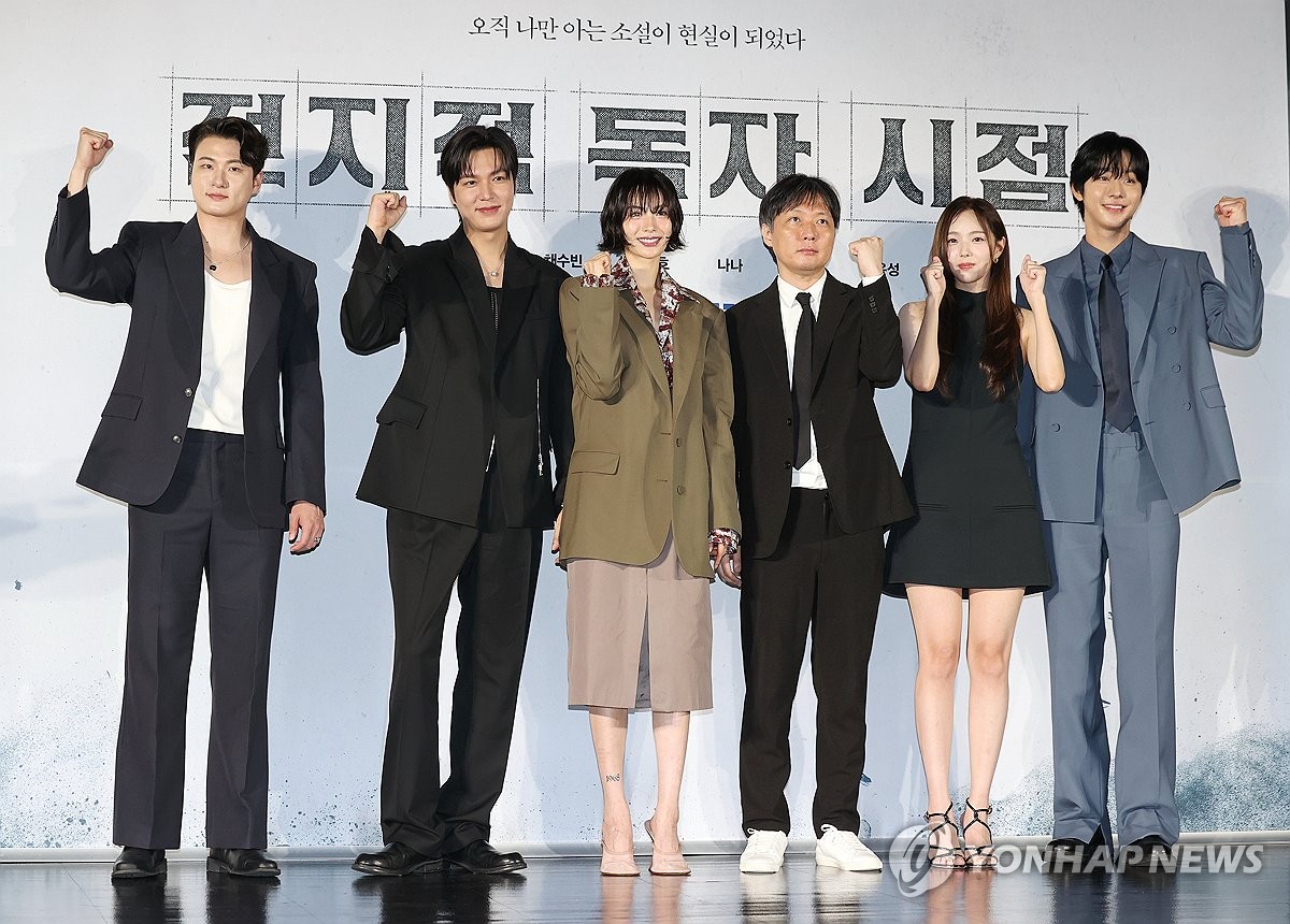 포즈 취하는 '전독시' 감독과 출연진