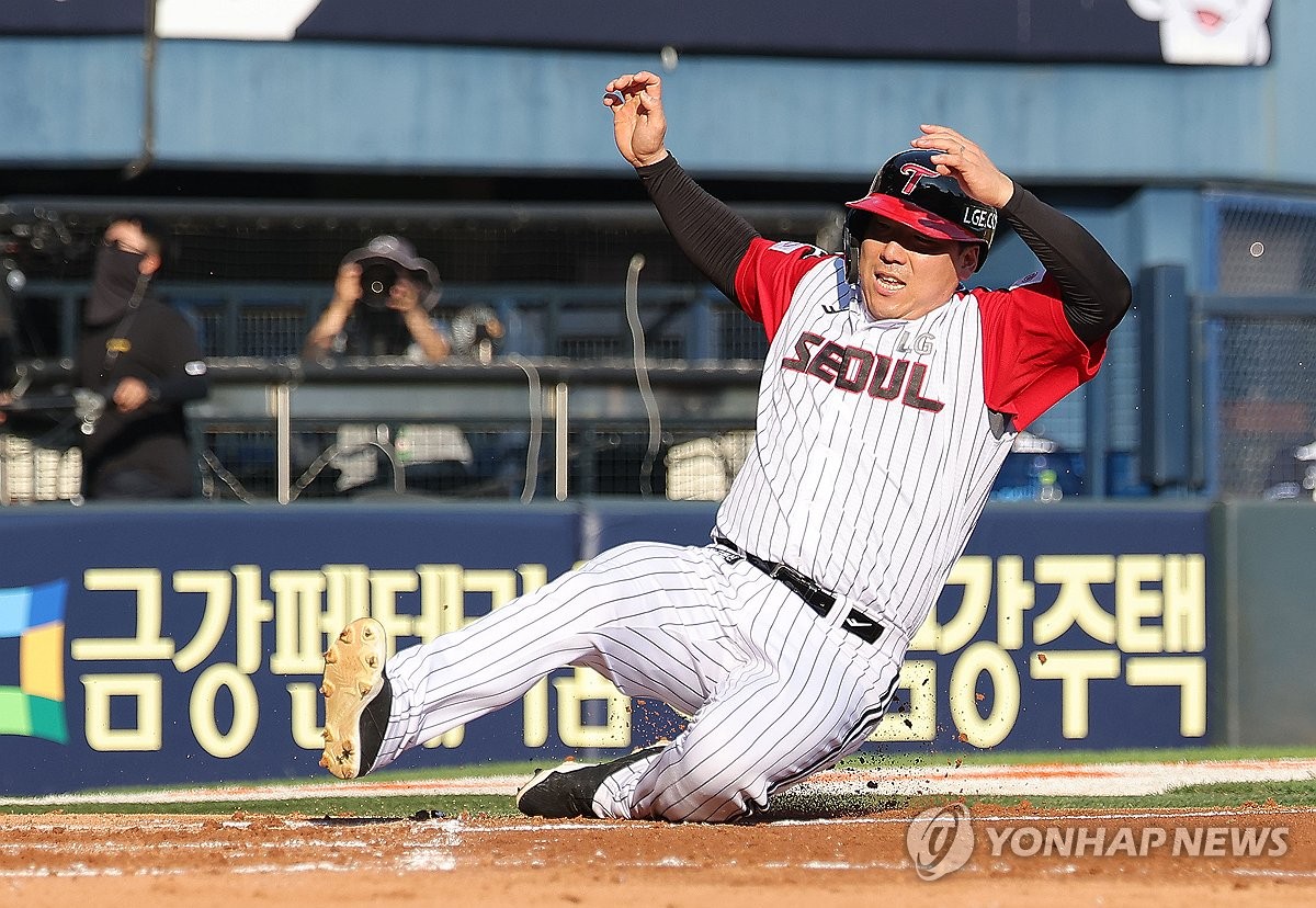 폭투 틈타 홈인하는 김현수