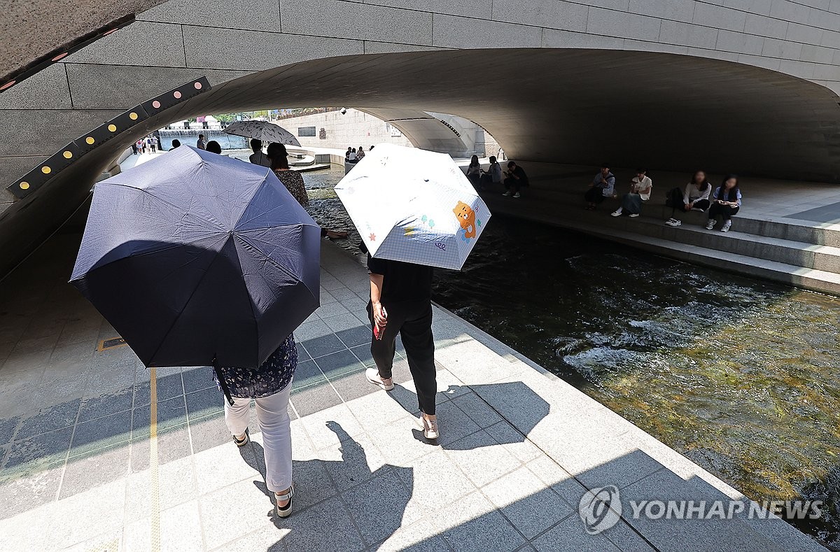 [날씨] 수도권 약한 비…남부지방 체감온도 33도 무더위