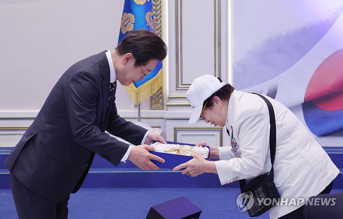 李대통령, 연평해전 유족·천안함장 초청 靑오찬…"희생에…