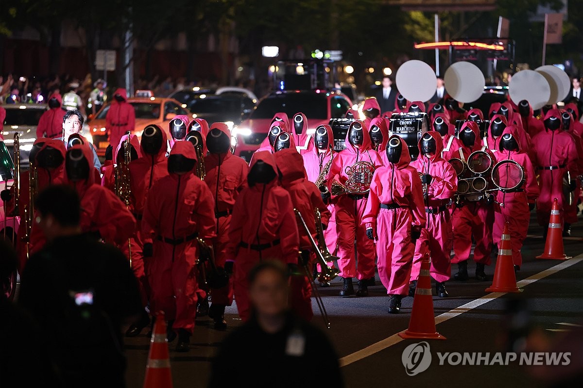 도심 복판 핑크빛으로 물들인 '오겜 피날레'…이제야 끝 실감